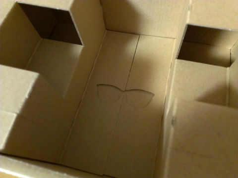 箱の底にメガネの形の切り抜き